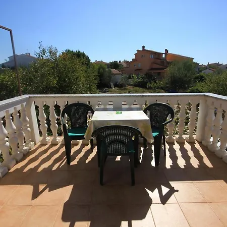 Apartman With A Parking Space Stinjan, - 7201 Pula